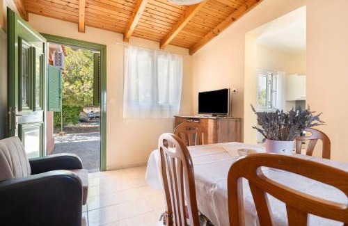 Mantzavinata Maison | Avra