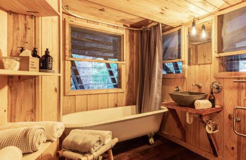 Waiheke Island Maison | AWAY Treehouse & Forest SPA