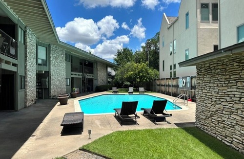 Westfield Copropriété | Awesome 2-bedroom Austin condo located in Tarrytown. Close to everything Austin.