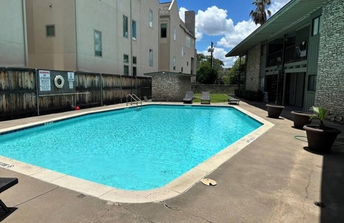 Westfield Copropriété | Awesome 2-bedroom Austin condo located in Tarrytown. Close to everything Austin.