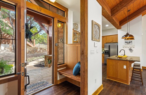 Leander Cottage | Chalet rustique génial 3BR / 3BA au Hollows Resort, Beach Club, Marina