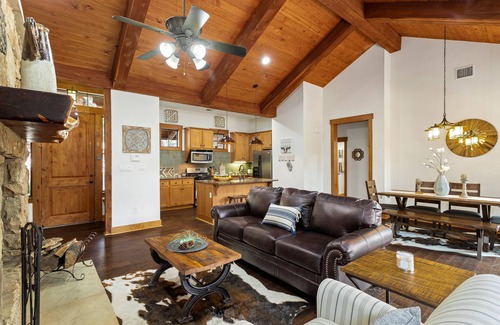 Leander Cottage | Chalet rustique génial 3BR / 3BA au Hollows Resort, Beach Club, Marina