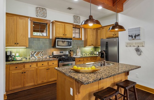 Leander Cottage | Chalet rustique génial 3BR / 3BA au Hollows Resort, Beach Club, Marina