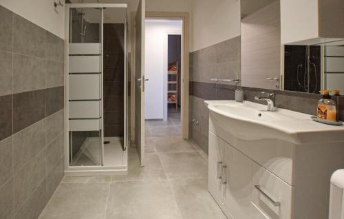 Ponte Rio Maison | Awesome Apartment In Terre Roveresche