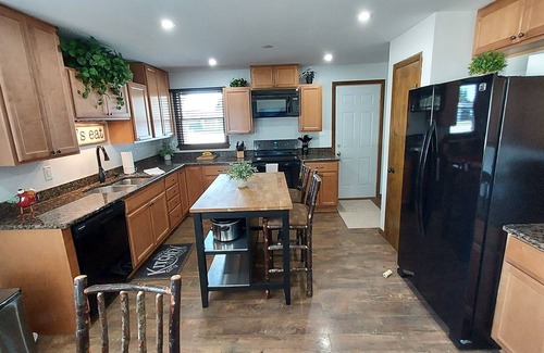 Manteno Maison | Awesome getaway! Two King beds three smart large screen TVs