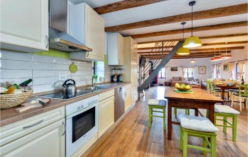 Breznicki Hum Maison | Awesome Home In Breznicki Hum