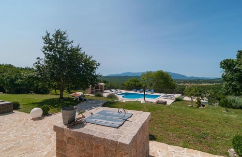Cista Provo Maison | Beautiful home in Cista Provo with 5 Bedrooms, WiFi and Private swimming pool