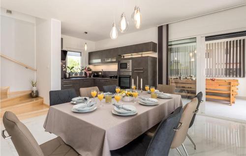 Sarsoni Maison | Awesome Home In Drazice With Wifi