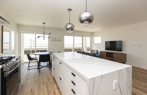 Peninsula Maison | Modern Oceanfront Retreat with Expansive Ocean Views w/Parking Long Beach Peninsula/Belmont
