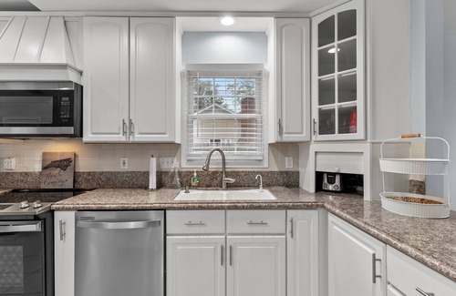 Wilmington Maison | Awesome Pool, Hot Tub & Amazing Arcade! No cleaning fee! 4 BD Paradise
