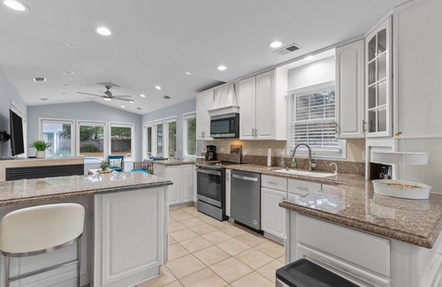 Wilmington Maison | Awesome Pool, Hot Tub & Amazing Arcade! No cleaning fee! 4 BD Paradise