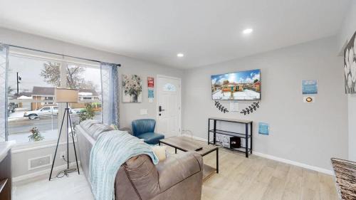 Twin Lakes Maison | Awesome Two Bedroom Family Upper Unit in Denver