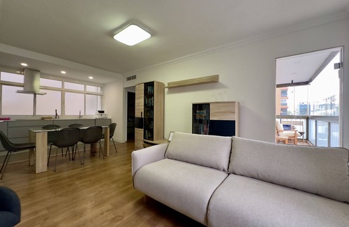 Explanada de la Estacion Appartement | 3 bedrooms City Center apartment, WIFI, A/C, beach/city location (train station)
