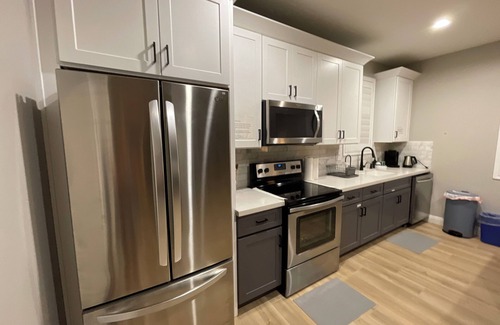 Gilbert Maison | AZ GO Rentals: 2022 built, 2bd/1ba, 1k sqft, Pickleball Court! DETACHED!