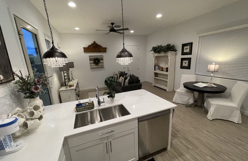 Buckeye Maison | AZ SUNSHINE CASITA-25 min to Airport~CLEAN~PRIVATE 1B&1B-Outdoor Space-BBQ-Golf