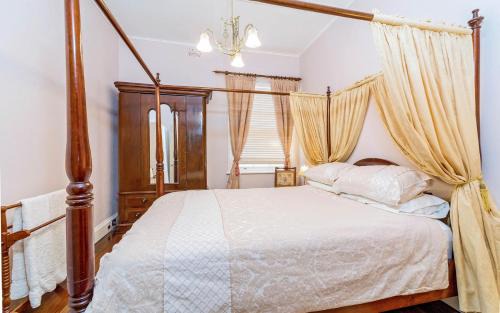 Grafton Appartement | Azile 1875 Heritage Victorian Duplex