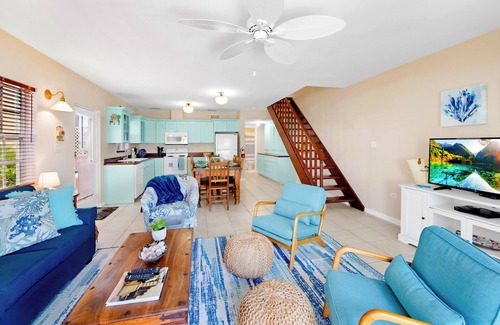 North Side Maison | Azure Breeze #4, Beachfront, White Sand, Bikes, Kayak, Snorkel Gear, Rum Point!!