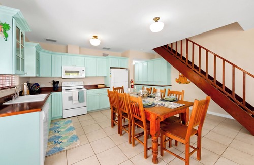 North Side Maison | Azure Breeze #4, Beachfront, White Sand, Bikes, Kayak, Snorkel Gear, Rum Point!!