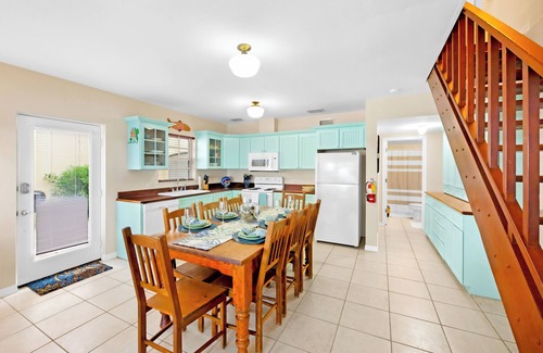 North Side Maison | Azure Breeze #4, Beachfront, White Sand, Bikes, Kayak, Snorkel Gear, Rum Point!!