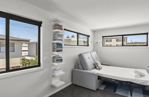 Speers Point Maison | Azure Escape- Walking distance to water & pet friendly!