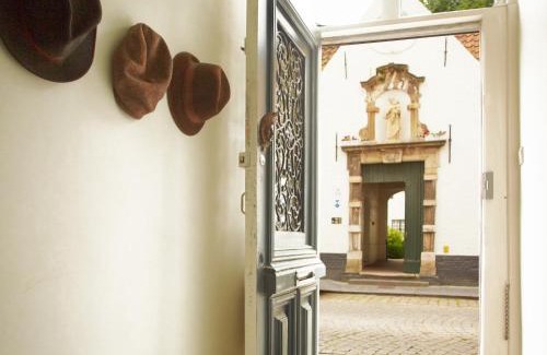 Historical Center Bruges Lit Et Petit-Déjeuner | B&B Alphabet - Luxury Guesthouse and Art Gallery