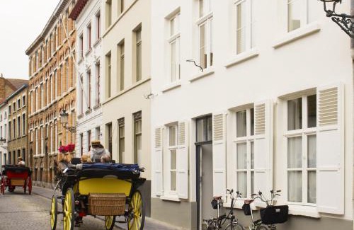Historical Center Bruges Lit Et Petit-Déjeuner | B&B Alphabet - Luxury Guesthouse and Art Gallery