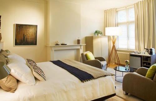 Historical Center Bruges Lit Et Petit-Déjeuner | B&B Alphabet - Luxury Guesthouse and Art Gallery