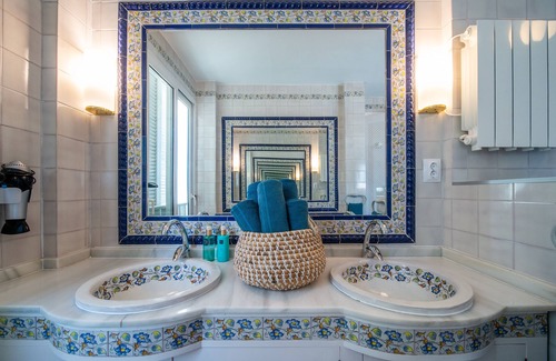Tomares Maison | B&B Arena Sevilla