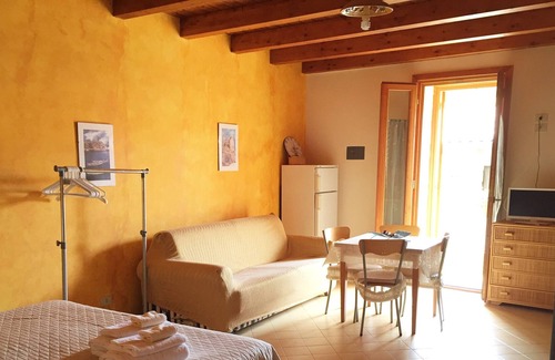 Scilla Lit Et Petit-Déjeuner | B&B Casa Vela - Studio Veliero avec balcon donnant sur le Borgo