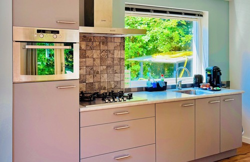 Municipality of Tilburg Lit Et Petit-Déjeuner | B&B Eekhoornpad / Vakantiehuisje in de Bossen van Stadsbos013