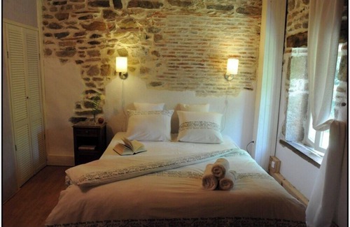Sainte-Christine Lit Et Petit-Déjeuner | B&B Maison Coralie. Environnement calme et détendu. Animaux bienvenus