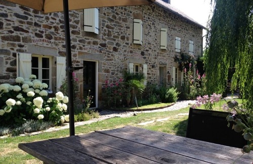 Sainte-Christine Lit Et Petit-Déjeuner | B&B Maison Coralie. Environnement calme et détendu. Animaux bienvenus