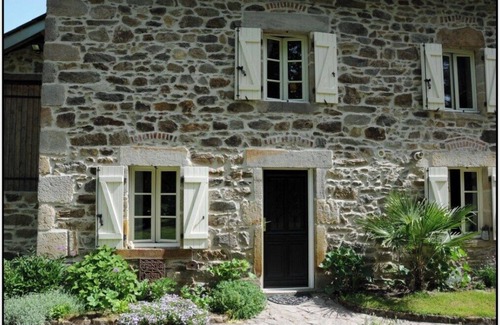 Sainte-Christine Lit Et Petit-Déjeuner | B&B Maison Coralie. Environnement calme et détendu. Animaux bienvenus