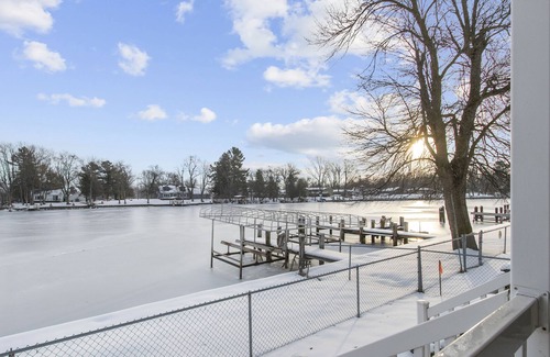 Fremont Maison | B-Fremont Wolf River Waterfront Homes