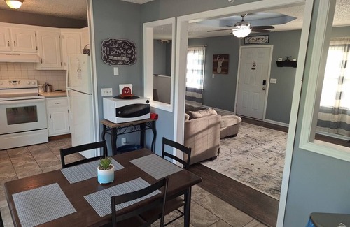 Johnson County Maison | B&S Creekside Retreat Lodging