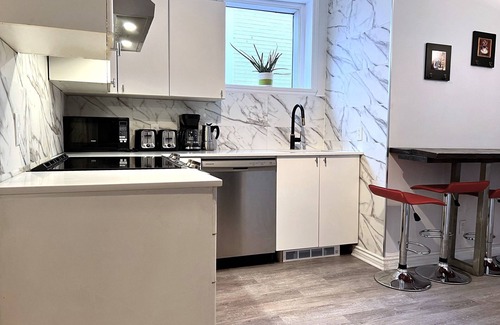 Plateau Mont Royal Maison | B23~Sunny Terrace+Balcony,10Queen beds+7Sofabeds, 6Room+6FullBath~Free parking