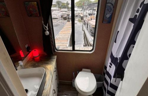La Crosse Location De Bateaux | b3 Couples Therapy Yacht