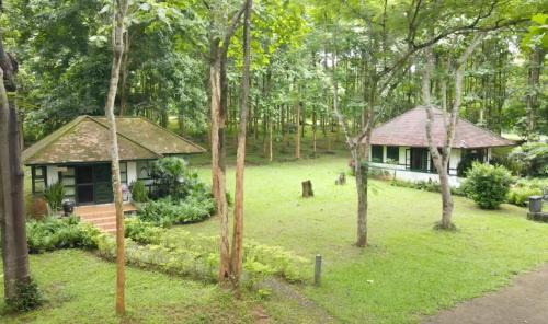 Phrao Maison | Baan Korbsuk Teak Cabin 1-2