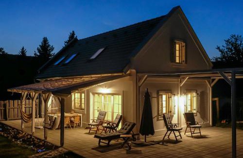 Balatonhenye Villa | Babérkert Villaház Balatonhenyén