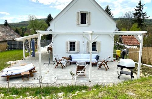 Balatonhenye Villa | Babérkert Villaház Balatonhenyén