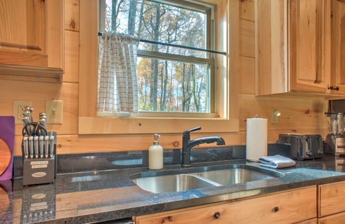 Skyland Maison | Baby Bear | Quiet Cabin on Bearwallow Mountain | Hot Tub and Near Hiking Trails