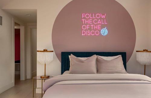 Swede Hill Maison | Bach & Bubbly House - 5BR, Pool, Gym & Glam Room