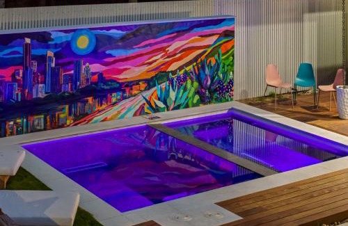 Swede Hill Maison | Bach & Bubbly House - 5BR, Pool, Gym & Glam Room