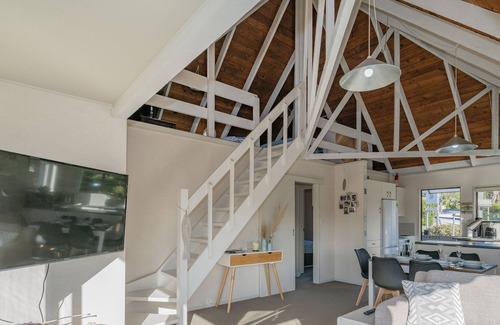 Onemana Maison | Bach On The Grove - Onemana Holiday Home, ONEMANA