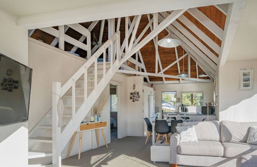 Onemana Maison | Bach On The Grove - Onemana Holiday Home, ONEMANA