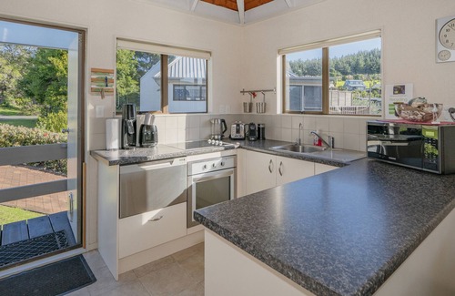 Onemana Maison | Bach On The Grove - Onemana Holiday Home, ONEMANA