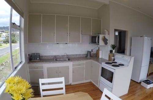 Waihi Beach Maison | Bach sur Wallnutt - Fin nord ensoleillée, à 200m de la plage et du soleil matinal
