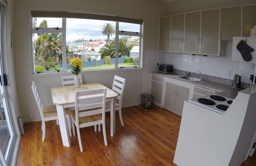 Waihi Beach Maison | Bach sur Wallnutt - Fin nord ensoleillée, à 200m de la plage et du soleil matinal
