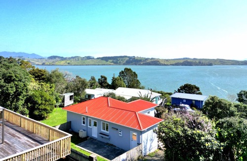 Rawene Maison | Bach with beautiful harbour views in historic Rawene village.