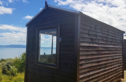 Waiomu Cabine | Bach with Stunning Sea Views in Conscious Community